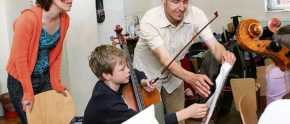 Pädagogische Arbeit mit Instrumenten: Die Kammerakademie möchte dafür zusammen mit dem Nikolaisaal ein Musik- und Theaterlabor in der Priesterweg-Grundschule einrichten. Dafür ist an der geplanten Stadtteilschule für Drewitz ein Anbau nötig.