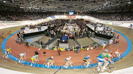 Volle Halle. Im Velodrom wird den Fahrern noch Aufmerksamkeit geschenkt.  