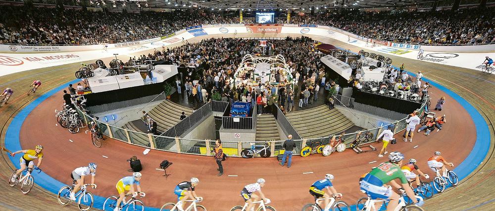 Volle Halle. Im Velodrom wird den Fahrern noch Aufmerksamkeit geschenkt.  