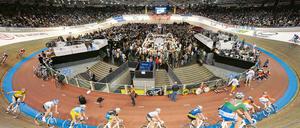 Volle Halle. Im Velodrom wird den Fahrern noch Aufmerksamkeit geschenkt.  
