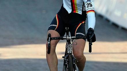 Startet für Deutschland erneut bei Weltmeisterschaften. Christoph Pfingsten aus Stahnsdorf  der hier bei den Cross-WM 2009 als Zweiter der U23 durch das Ziel fährt  will sich nun im tschechischen Tabor auch im Feld der Elite gut platzieren.