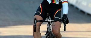 Startet für Deutschland erneut bei Weltmeisterschaften. Christoph Pfingsten aus Stahnsdorf  der hier bei den Cross-WM 2009 als Zweiter der U23 durch das Ziel fährt  will sich nun im tschechischen Tabor auch im Feld der Elite gut platzieren.