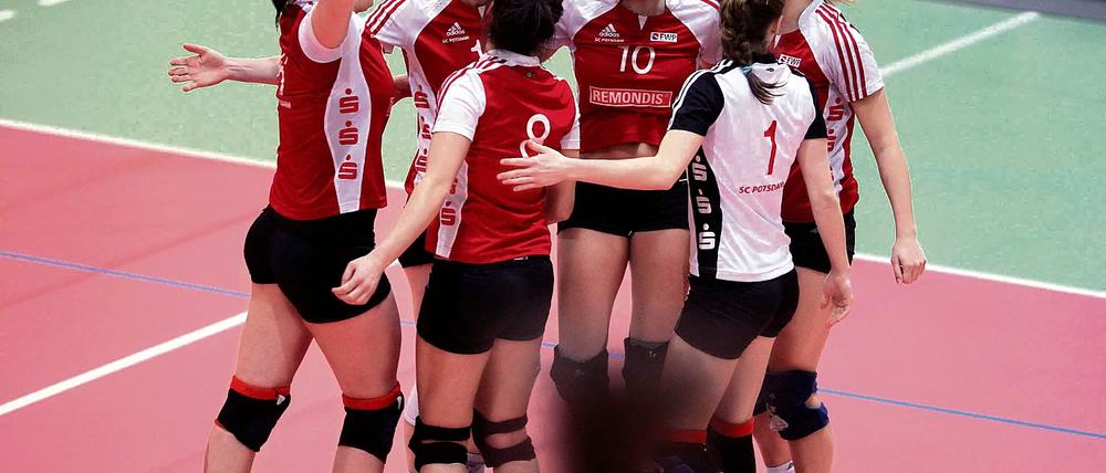 Große Erleichterung. Patricia Grohmann (links) bot am Samstag eine sehr gute Partie und konnte sich hinterher mit ihren Mannschaftskolleginnen über einen überaus wertvollen 3:1-Heimsieg über Sonthofen freuen.