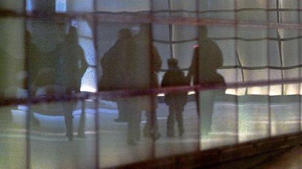 Schattenmenschen. Wer sich illegal in Berlin aufhält, lebt in ständiger Furcht vor den Behörden. Eine vergessene BVG-Monatskarte oder ein anderer Zufall kann die Existenz gefährden.
