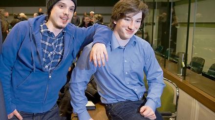 Glücklich. Rigo B. (rechts) und Yunus K. können sich freuen. Am Donnerstag sprach sie das Landgericht Berlin vom Vorwurf des versuchten Mordes frei. Die heute 20 und 17 Jahre alten Berliner saßen mehr als sieben Monate in Untersuchungshaft.