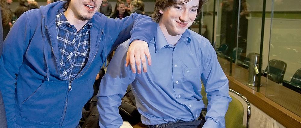 Glücklich. Rigo B. (rechts) und Yunus K. können sich freuen. Am Donnerstag sprach sie das Landgericht Berlin vom Vorwurf des versuchten Mordes frei. Die heute 20 und 17 Jahre alten Berliner saßen mehr als sieben Monate in Untersuchungshaft.