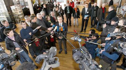 Bundesinnenminister Thomas de Maiziere (CDU, Mitte) gab gestern im Kongresshotel am Templiner See kurz vor Beginn der zweiten Tarifrunde ein kurzes Interview. Auch Potsdams Oberbürgermeister Jann Jakobs nahm an den Tarifgesprächen teil.