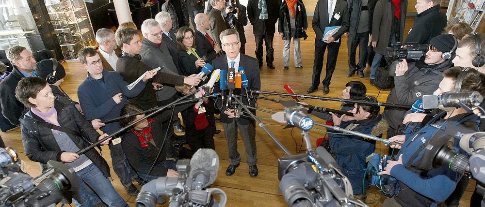 Bundesinnenminister Thomas de Maiziere (CDU, Mitte) gab gestern im Kongresshotel am Templiner See kurz vor Beginn der zweiten Tarifrunde ein kurzes Interview. Auch Potsdams Oberbürgermeister Jann Jakobs nahm an den Tarifgesprächen teil.