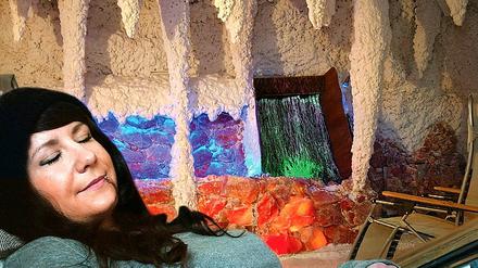 Entspannung pur. Auch Sabrina Mathea genießt die gesunde Luft in ihrer Salzgrotte.
