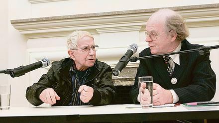 Workuta-Häftling Peter Seele (li.) im Gespräch mit Richard Buchner, dem Vorsitzenden des Fördervereins für die Gedenkstätte Ehemaliges KGB-Gefängnis.
