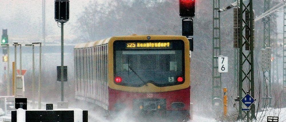 Alle Signale auf ? Viele Schlagworte werden auf dem heutigen Bahn-Fipfel fallen: Geldabzüge, Entschädigung, Privatisierung und Normalfahrpolan  es wird spannend, ob sich Grube und Wowereit einigen.