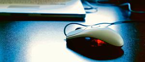 Die tumbe Virtualität des Internets. Der Ort, an den Darius Kopp, der Einzige Mann auf dem Kontinent, flieht.