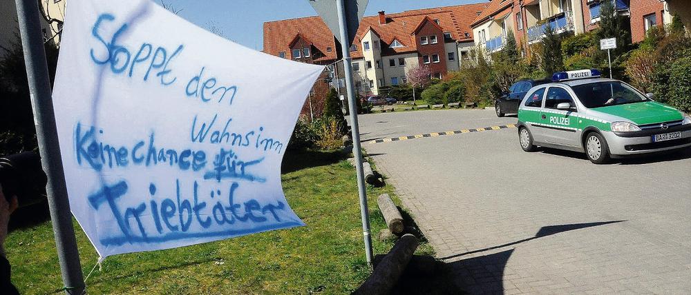 Aufgepasst. Im brandenburgischen Joachimsthal demonstrierten besorgte Bürger tagelang vor der Wohnung eines aus der Haft entlassenen Sexualstraftäters, gegen den keine Sicherungsverwahrung verhängt werden konnte. Auch in Berlin-Spandau wussten Nachbarn von der Gefährlichkeit des neuen Nachbarn.