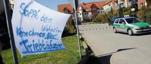 Aufgepasst. Im brandenburgischen Joachimsthal demonstrierten besorgte Bürger tagelang vor der Wohnung eines aus der Haft entlassenen Sexualstraftäters, gegen den keine Sicherungsverwahrung verhängt werden konnte. Auch in Berlin-Spandau wussten Nachbarn von der Gefährlichkeit des neuen Nachbarn.