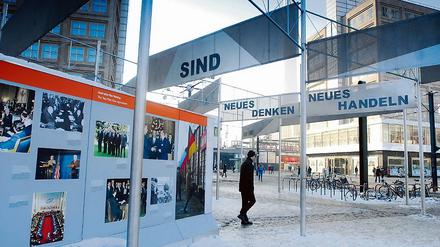 Erinnerung sucht Obdach. Die Ausstellung Friedliche Revolution 1989/90 ist seit Mai 2009 auf dem Alexanderplatz zu sehen. Dievon der Robert-Havemann-Gesellschaft initiierte Schau gab den Anstoß zu den Überlegungen, in Berlin ein Ausstellungszentrum zur Geschichte des Widerstands in der DDR zu schaffen.