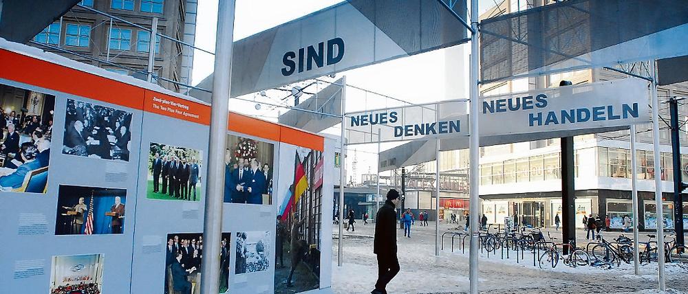 Erinnerung sucht Obdach. Die Ausstellung Friedliche Revolution 1989/90 ist seit Mai 2009 auf dem Alexanderplatz zu sehen. Dievon der Robert-Havemann-Gesellschaft initiierte Schau gab den Anstoß zu den Überlegungen, in Berlin ein Ausstellungszentrum zur Geschichte des Widerstands in der DDR zu schaffen.