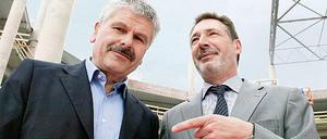 Herausforderer im Zwielicht. 2002 fehlten Hans-Jürgen Scharfenberg (l.) nur 122 Stimmen, um Potsdams Oberbürgermeister zu werden  die Debatte um seine Stasi-Zuarbeit wird für eine angekündigte zweite Kandidatur gegen SPD-Amtsinhaber Jann Jakobs zunehmend zur Belastung.