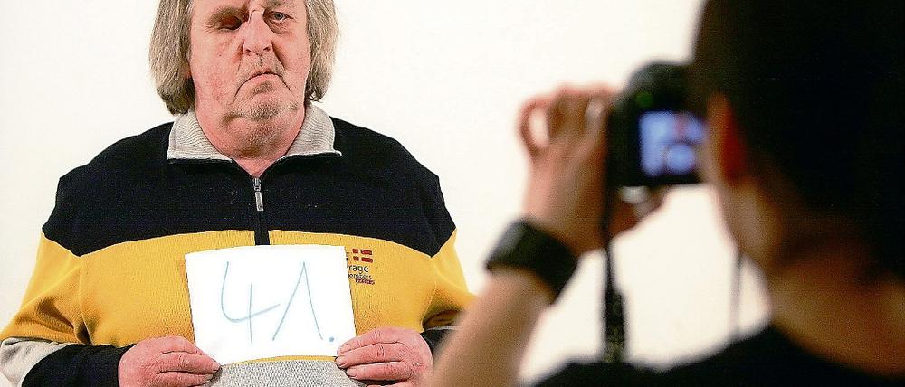 Top-Models unerwünscht. Juergen Racik ist einer der Bewerber für eine Komparsenrolle in Roland Emmerichs neuen Film"Anonymous. Gesucht werden Statisten, die optisch in die damalige Zeit passen".