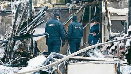In Trümmern: Brandermittler des Landeskriminalamtes (LKA) untersuchten die Ruine des niedergebrannten Demokratie-Hauses in Zossen und fanden zahlreiche Spuren. Diese werden nun ausgewertet, erste Ergebnisse noch für diese Woche erwartet. Es besteht Verdacht auf Brandstiftung.