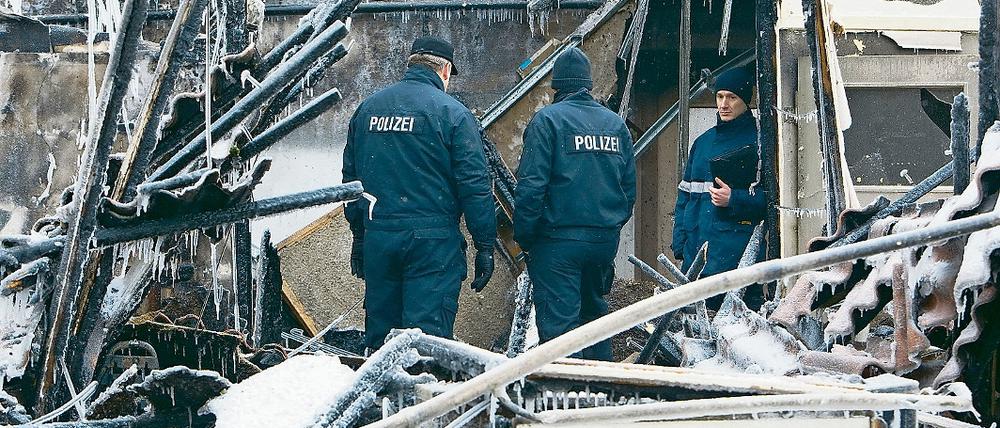 In Trümmern: Brandermittler des Landeskriminalamtes (LKA) untersuchten die Ruine des niedergebrannten Demokratie-Hauses in Zossen und fanden zahlreiche Spuren. Diese werden nun ausgewertet, erste Ergebnisse noch für diese Woche erwartet. Es besteht Verdacht auf Brandstiftung.