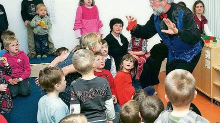 Keine Zauberei. Die letzte städtische Kita, die die Verwaltung zwangsweise betrieb, wurde gestern an den Träger GFB übergeben. Die bislang knapp 40 Kinder in der Einrichtung im Bornstedter Feld wurden zur Feier der Übergabe mit einer Zaubershow überrascht.