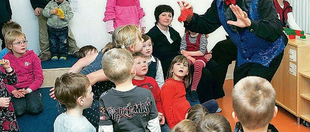 Keine Zauberei. Die letzte städtische Kita, die die Verwaltung zwangsweise betrieb, wurde gestern an den Träger GFB übergeben. Die bislang knapp 40 Kinder in der Einrichtung im Bornstedter Feld wurden zur Feier der Übergabe mit einer Zaubershow überrascht.