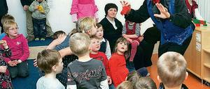 Keine Zauberei. Die letzte städtische Kita, die die Verwaltung zwangsweise betrieb, wurde gestern an den Träger GFB übergeben. Die bislang knapp 40 Kinder in der Einrichtung im Bornstedter Feld wurden zur Feier der Übergabe mit einer Zaubershow überrascht.
