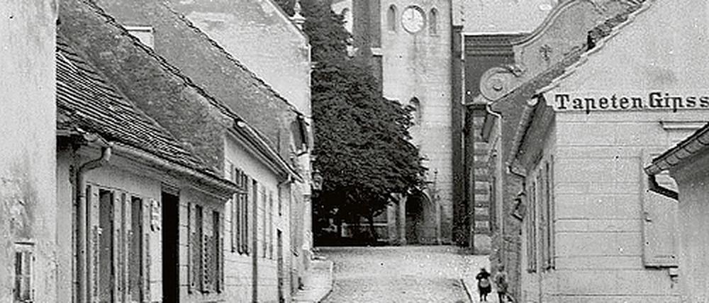 Ob beim Tienenverladen an der Föhse oder beim poetischen Stündchen im Boot  Marie Goslich hat die Werderaner vor 100 Jahren in vielen Situationen abgelichtet. Die klärenden Titel wie Kinder in der Fischerstraße auf der Inselstadt, Der Kohlkopf-Poet oder Blick in die Kirchstraße auf die Heilig-Geist-Kirche verpasste ihnen Kurator Frank W. Weber nachträglich.