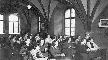 Schülerinnen der Studienanstalt im Grauen Kloster, die 1574 in einem Teil des ehemaligen Franziskanerklosters Berlin gegründet wurde. 1945 wurde das Klosterareal zerstört, die Schule existierte jedoch an anderen Orten weiter: in Ost und West.