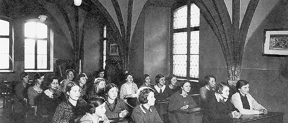 Schülerinnen der Studienanstalt im Grauen Kloster, die 1574 in einem Teil des ehemaligen Franziskanerklosters Berlin gegründet wurde. 1945 wurde das Klosterareal zerstört, die Schule existierte jedoch an anderen Orten weiter: in Ost und West.