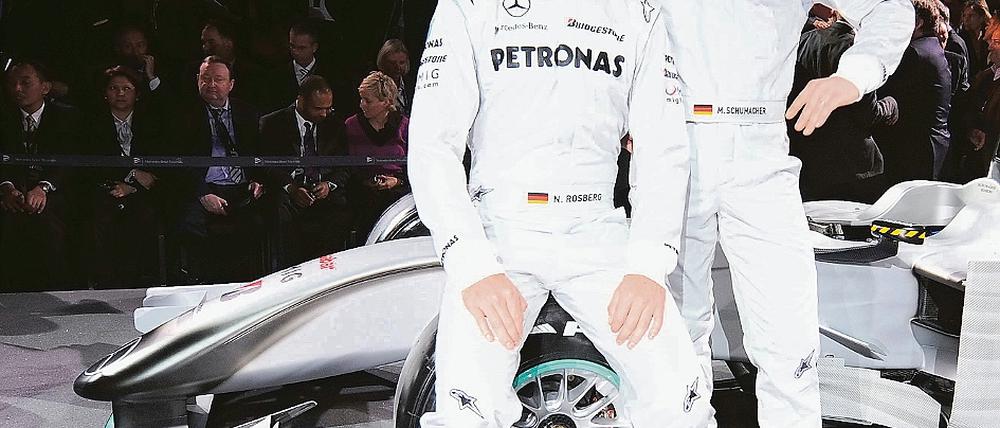 Mir schaffet bei Daimler. Michael Schumacher (r.) und Nico Rosberg stellen ihr neues Arbeitsgerät vor.