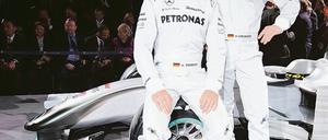 Mir schaffet bei Daimler. Michael Schumacher (r.) und Nico Rosberg stellen ihr neues Arbeitsgerät vor.
