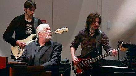 Ein Gentleman. Jon Lord mit der Deep-Purple-Cover-Band: Bassist Maik Keller (rechts) und Gitarrist Mark Zyk.