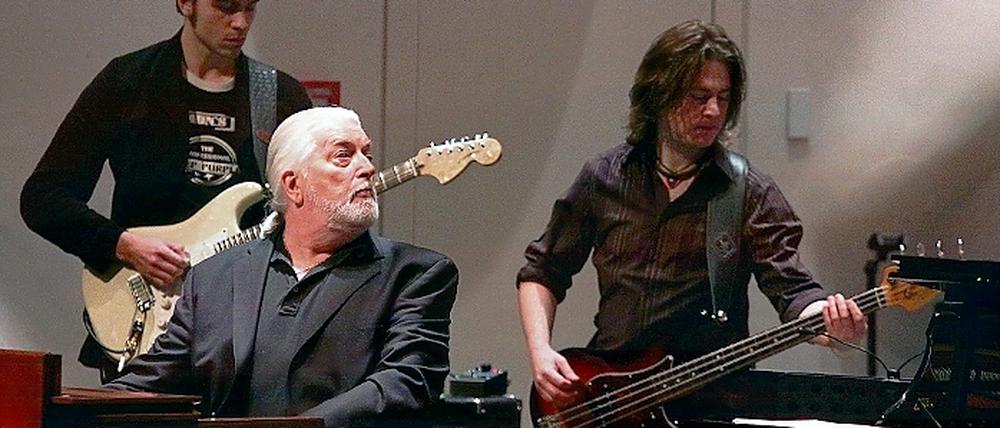 Ein Gentleman. Jon Lord mit der Deep-Purple-Cover-Band: Bassist Maik Keller (rechts) und Gitarrist Mark Zyk.