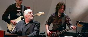Ein Gentleman. Jon Lord mit der Deep-Purple-Cover-Band: Bassist Maik Keller (rechts) und Gitarrist Mark Zyk.