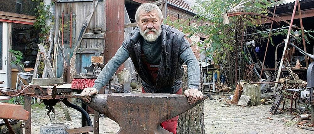 Kunstschmied Michael Soika in der Dorfschmiede in Stücken. Die 124 Jahre alte Werkstatt ist eine von drei Denkmalentdeckungen des Jahres 2009.