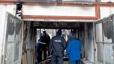 Verdacht auf Brandstiftung. Beamte der Kriminalpolizei vor Ort.