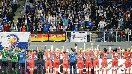 Jubel mit Anhang. Zahlreiche Potsdamer Fans hatten den 1. FFC Turbine auf den Weg nach Magdeburg begleitet. Durch ein 3:0 im Finale gegen Bayern München gewannen die Potsdamerinnen zum dritten Mal in Folge den DFB-Hallenpokal aller zwölf Frauenfußball-Bundesligisten  ohne Punktverlust und mit nur drei Gegentoren .