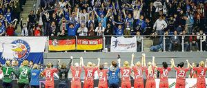 Jubel mit Anhang. Zahlreiche Potsdamer Fans hatten den 1. FFC Turbine auf den Weg nach Magdeburg begleitet. Durch ein 3:0 im Finale gegen Bayern München gewannen die Potsdamerinnen zum dritten Mal in Folge den DFB-Hallenpokal aller zwölf Frauenfußball-Bundesligisten ohne Punktverlust und mit nur drei Gegentoren .