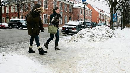 Vorsicht, Sturzgefahr. Wie hier am Holländischen Viertel sind viele Gehwege in Potsdam äußerst glatt.