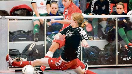 Erfolgreich. Nach dem Hallenturnier in Jöllenbeck will Babett Peter (hinten), hier im Duell mit Herfords Marie Pollmann, mit Turbine nun auch in Magdeburg siegen.