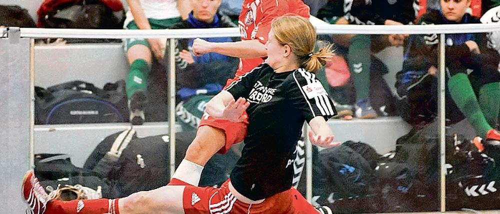 Erfolgreich. Nach dem Hallenturnier in Jöllenbeck will Babett Peter (hinten), hier im Duell mit Herfords Marie Pollmann, mit Turbine nun auch in Magdeburg siegen.