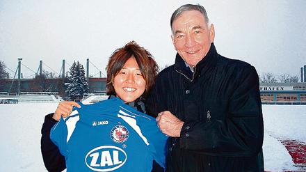 Nach Potsdam geholt. Turbine-Coach Bernd Schröder mit Yuki Nagasato.