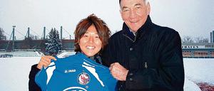 Nach Potsdam geholt. Turbine-Coach Bernd Schröder mit Yuki Nagasato.