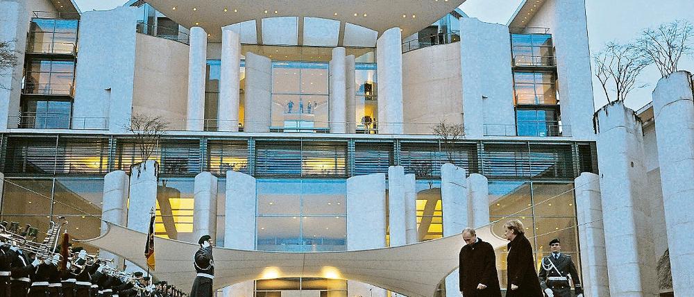 Rissig. Schon nach wenigen Jahren muss im Kanzleramt nachgebessert werden.