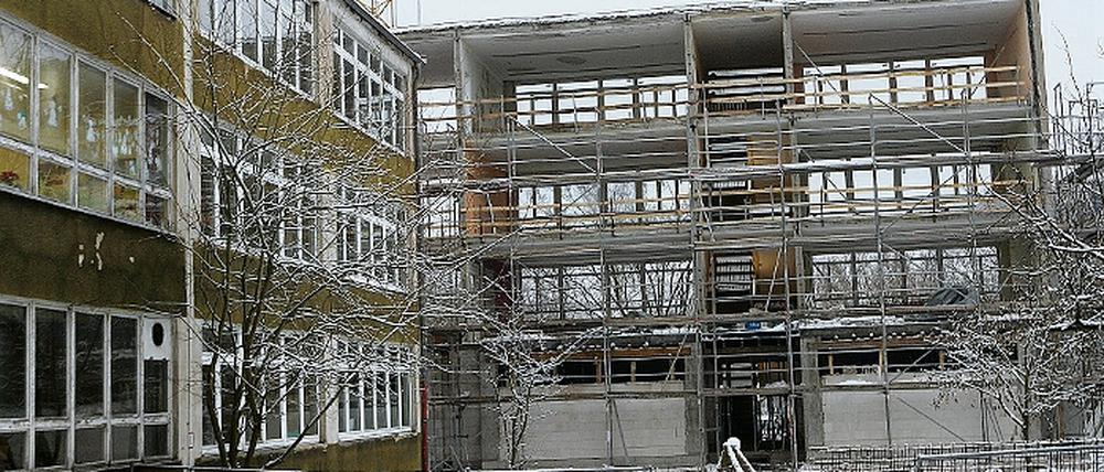 Entkernt. Die Sanierung der Rosa-Luxemburg-Schule ist bereits in vollem Gange.