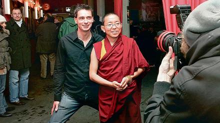 Das geistliche Oberhaupt und sein filmender Begleiter. Dolpo Tulku (v.) und der Filmemacher Martin Hoffmann in den Thalia Arthouse Kinos.