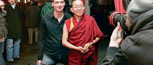 Das geistliche Oberhaupt und sein filmender Begleiter. Dolpo Tulku (v.) und der Filmemacher Martin Hoffmann in den Thalia Arthouse Kinos.