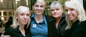 Noch zuversichtlich aus dem Trainingslager zurück. Antje Möldner (2. von links) mit Elina Sujew, Beate Conrad und Diana Sujew (von links) vom SC Potsdam am Donnerstagabend nach ihrer Heimkehr aus dem andalusischen Chiclana de la Frontera.