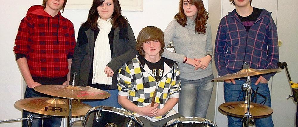 Voice of my heart. Ricardo Reibhorn (Bassist), Patricia Schütt (Keyboard), Tobias Hopfgarten (Schlagzeug), Jo Ann Lüdtke (Sängerin) und Nico Kagel (E-Gitarre, v.l.) sind die Schülerband des Werderaner Haeckel-Gymnasiums. Sie spielen vor allem Rock und Pop.